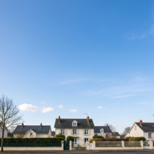 Vue aérienne du centre-ville de Taissy avec des bâtiments résidentiels et commerciaux